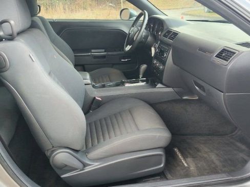 Used 2011 Dodge Challenger SE image 10