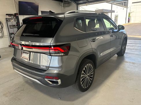 Used 2025 Volkswagen Taos SE FWD image 4