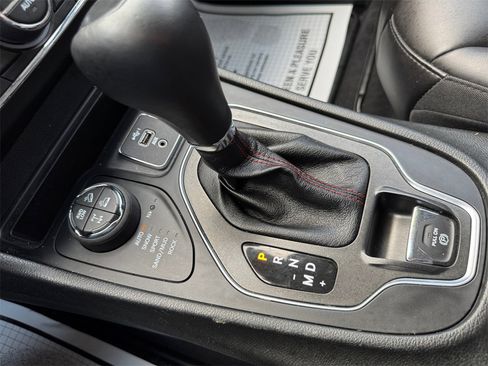 Used 2022 Jeep Cherokee Trailhawk w/ Comfort/Convenience Group image 38