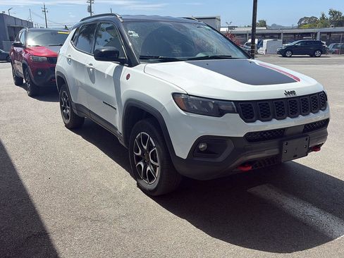 Used 2025 Jeep Compass Trailhawk AWD/4WD image 3