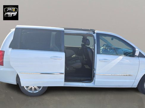 Used 2015 Chrysler Town & Country Touring FWD image 20