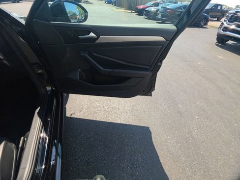 Used 2019 Volkswagen Jetta SE FWD image 30