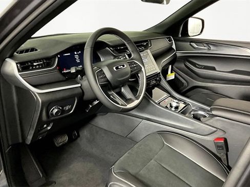 New 2025 Jeep Grand Cherokee L Altitude image 8