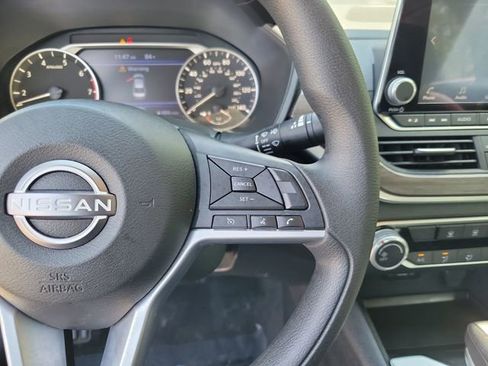 Used 2025 Nissan Altima 2.5 SV FWD image 14