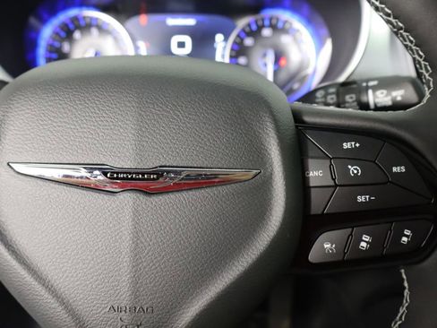 New 2026 Chrysler Pacifica Limited w/ Uconnect Theater Family Group image 10