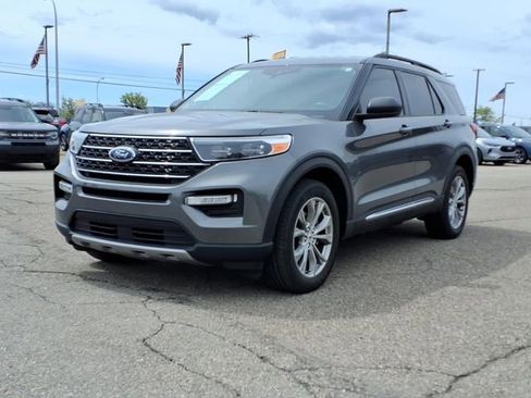 Certified 2023 Ford Explorer XLT w/ Equipment Group 202A AWD/4WD image 3