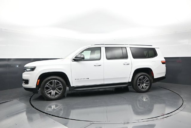 Used 2024 Jeep Wagoneer L Series II RWD image 3