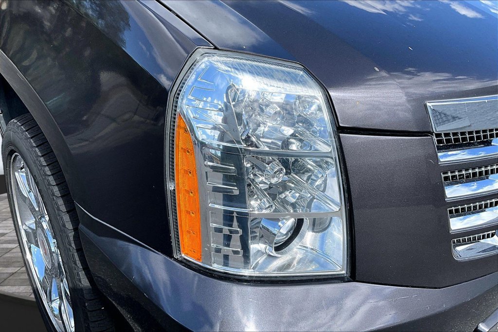 Used 2011 Cadillac Escalade ESV Premium RWD image 29
