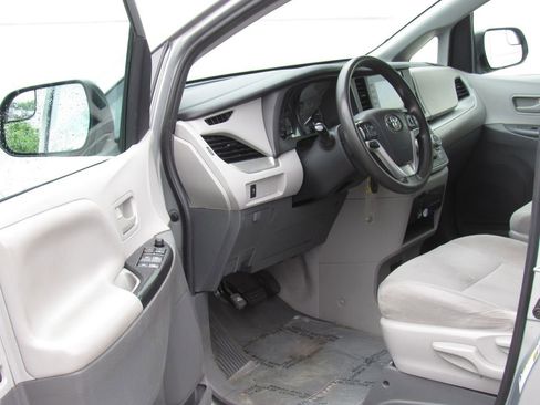 Used 2020 Toyota Sienna L FWD image 8