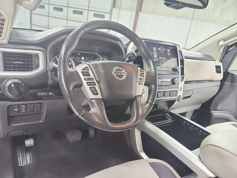 Used 2020 Nissan Titan SV w/ SV Convenience Package RWD image 18