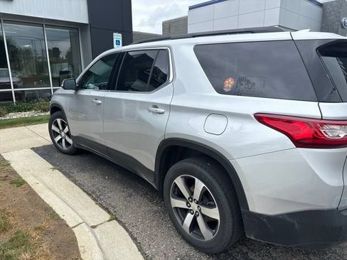 Used 2021 Chevrolet Traverse LT w/ LT Premium Package AWD/4WD image 2
