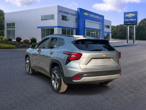 Certified 2025 Chevrolet Trax LT w/ Driver Confidence Package FWD image 4