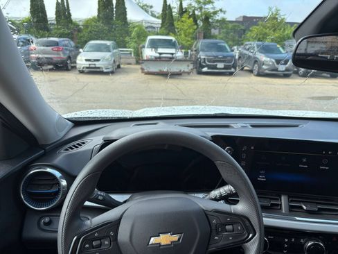 Used 2025 Chevrolet Trax LT FWD image 32