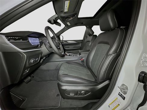 New 2025 Jeep Grand Cherokee Altitude image 14