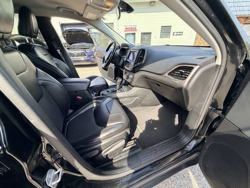 Used 2019 Jeep Cherokee Latitude Plus w/ Cold Weather Group AWD/4WD image 60