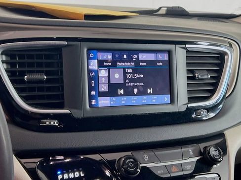 Used 2022 Chrysler Voyager LX image 12