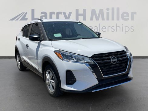 Used 2025 Nissan Kicks Play S FWD image 2