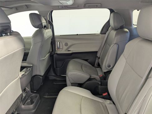 Used 2024 Toyota Sienna Limited image 31
