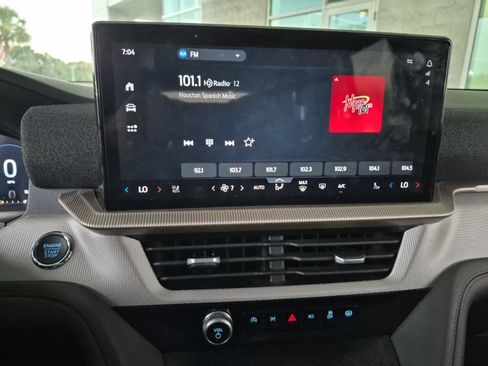 Used 2025 Ford Explorer Active w/ Active Comfort Package RWD image 17
