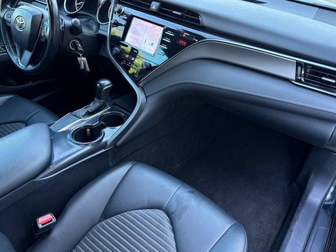 Used 2020 Toyota Camry SE w/ Blackout Package FWD image 18