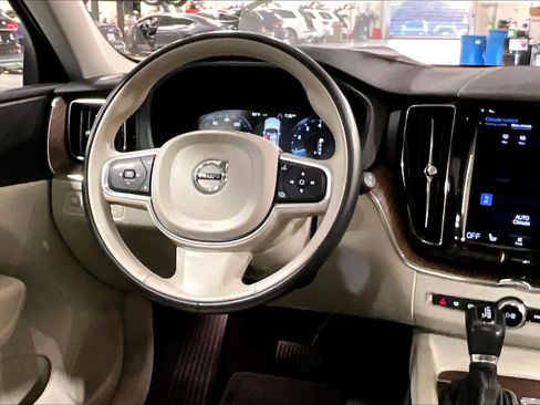 Used 2021 Volvo XC60 T5 Momentum w/ Protection Package Premier image 6