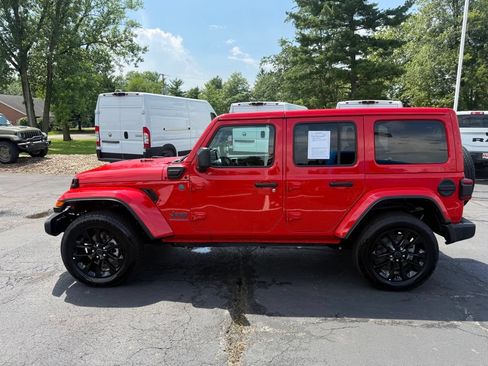Used 2025 Jeep Wrangler Unlimited Sahara w/ Safety Group AWD/4WD image 6