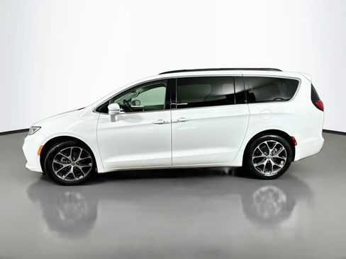 Used 2022 Chrysler Pacifica Touring-L w/ Uconnect Theater Family Group FWD image 4