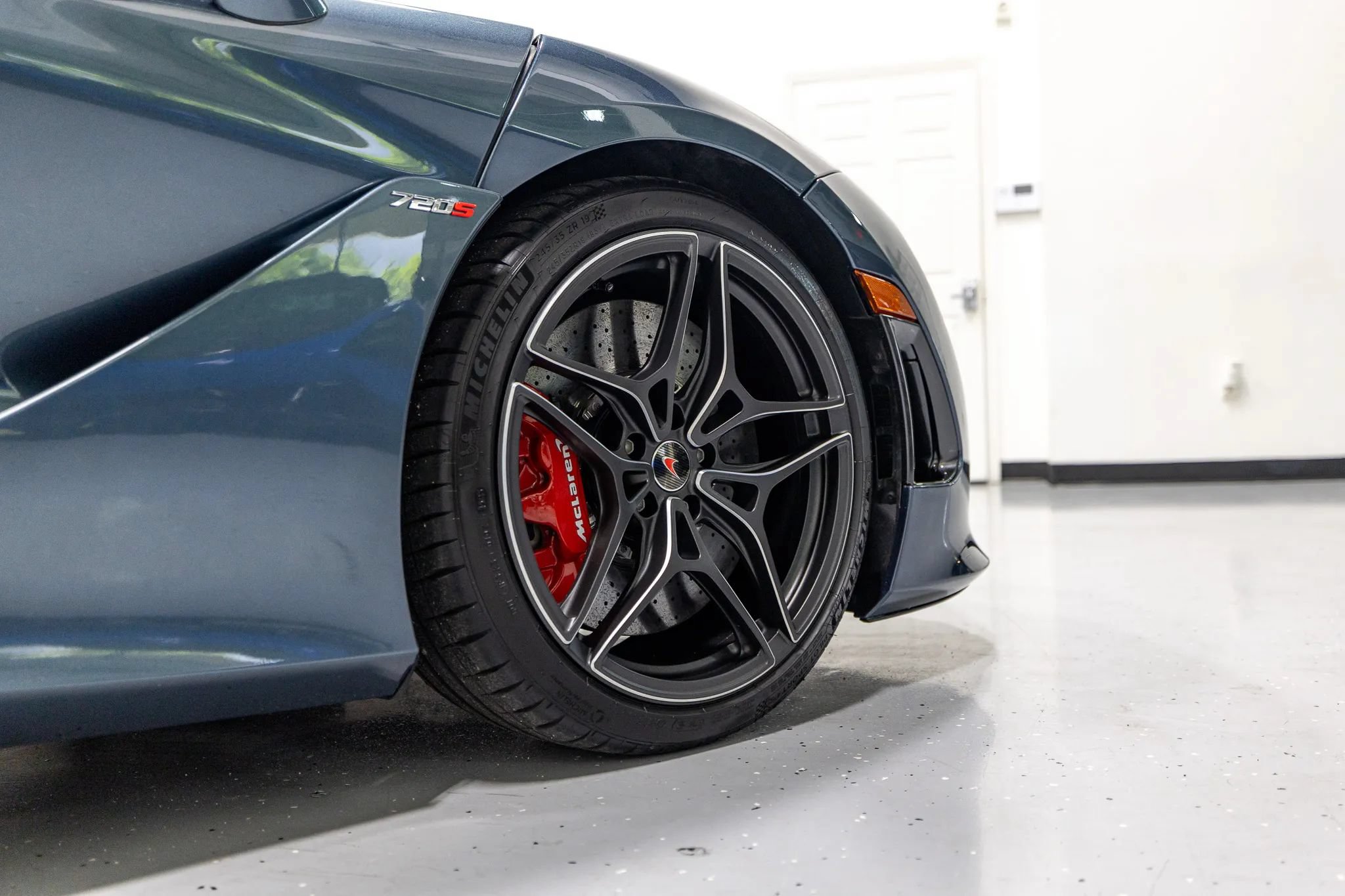 Used 2018 McLaren 720S Performance RWD image 32