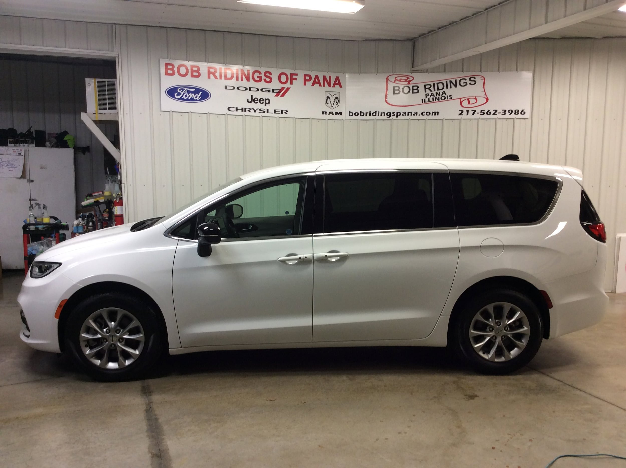 Used 2024 Chrysler Pacifica Touring-L AWD/4WD image 2