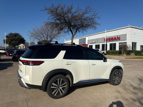 Certified 2023 Nissan Pathfinder Platinum w/ Black Appearance Package image 4