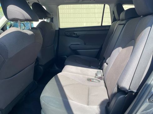 Used 2025 Toyota Highlander LE FWD image 10