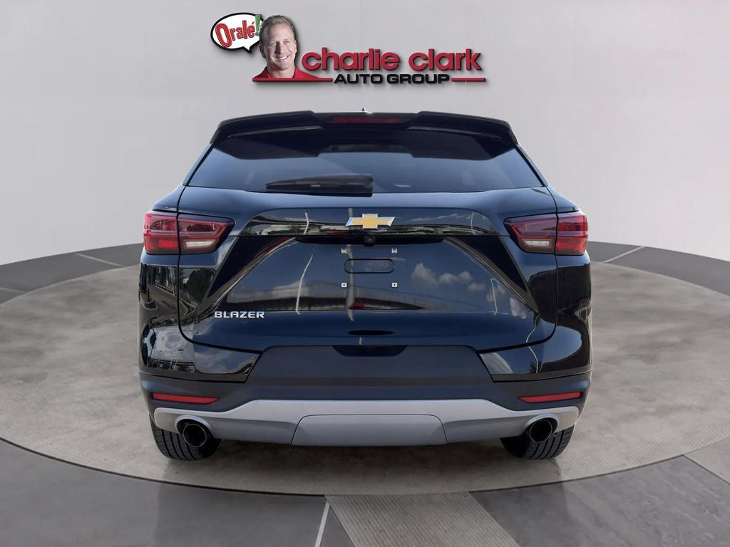 Used 2025 Chevrolet Blazer LT FWD image 3