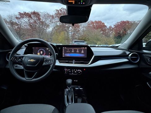 Used 2025 Chevrolet Trax LT image 31