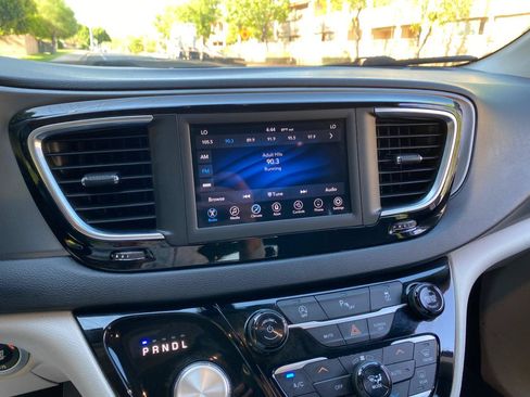 Used 2020 Chrysler Pacifica Touring-L FWD image 69