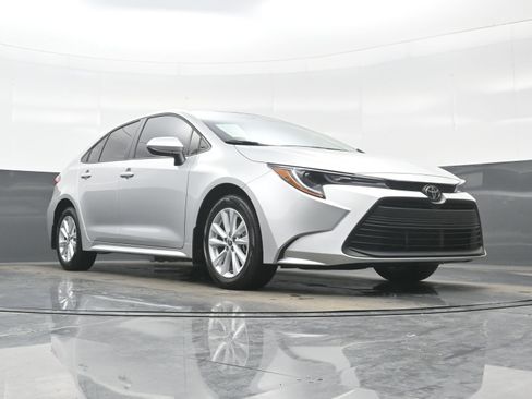 Used 2025 Toyota Corolla LE w/ LE Premium Package image 31