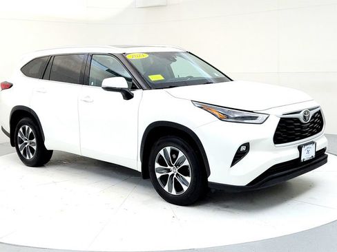 Used 2021 Toyota Highlander XLE AWD/4WD image 7