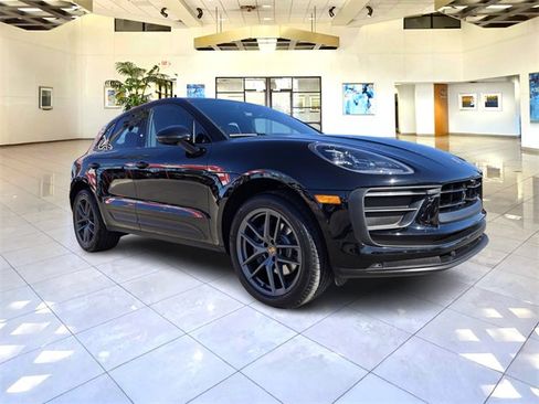 Used 2023 Porsche Macan image 3