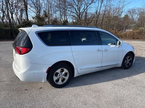 Certified 2017 Chrysler Pacifica Touring-L Plus w/ Advanced Safetytec Group image 4