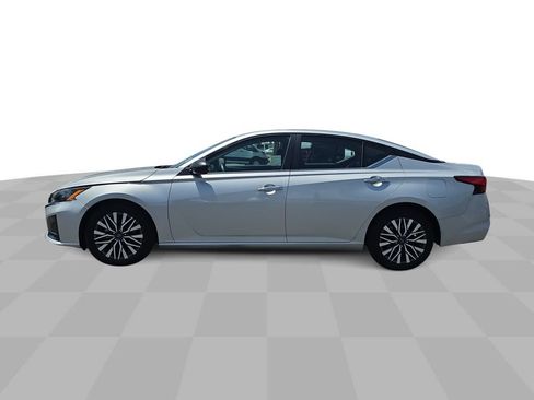 Used 2024 Nissan Altima 2.5 SV FWD image 5