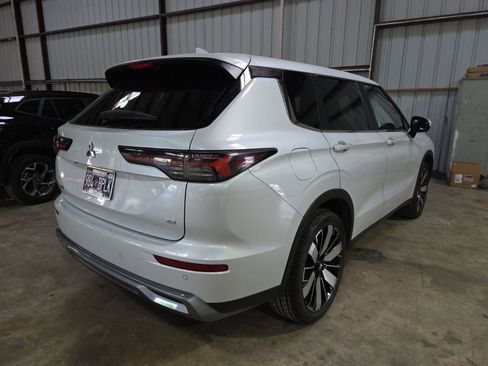 Used 2025 Mitsubishi Outlander SE image 11