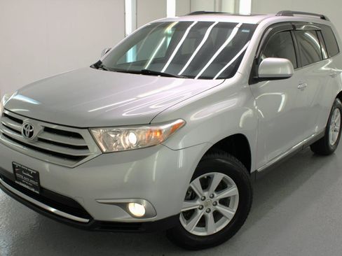 Used 2011 Toyota Highlander SE w/ Tow Pkg FWD image 2