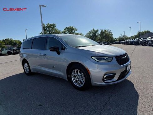 Used 2024 Chrysler Pacifica Touring-L FWD image 9