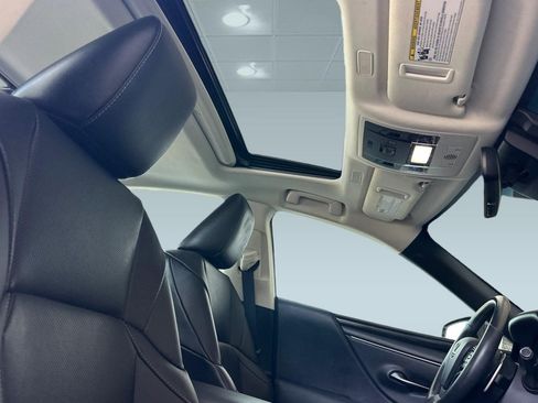 Used 2022 Lexus ES 300h w/ Accessory Package FWD image 29