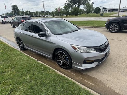 Used 2016 Honda Accord Touring image 3