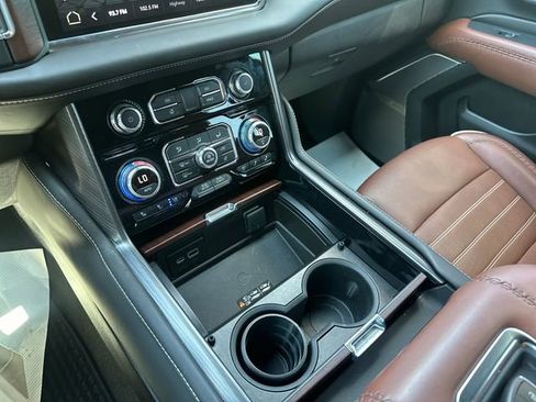 Used 2023 GMC Yukon XL Denali Ultimate image 11