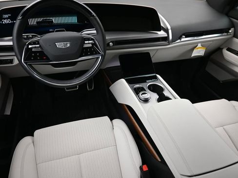 Used 2026 Cadillac Vistiq Luxury w/ LPO, Floor Liner Package image 18