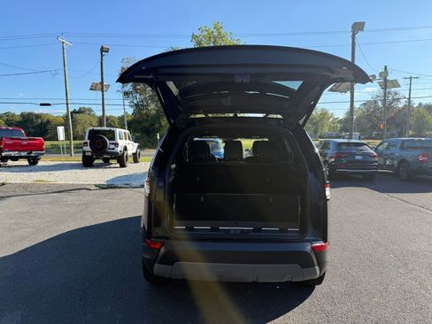 Used 2020 Land Rover Discovery SE image 32