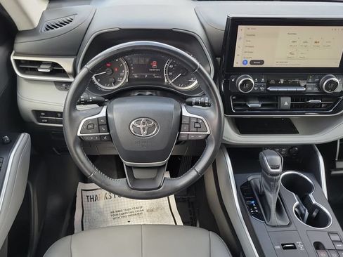 Used 2023 Toyota Highlander XLE FWD image 12
