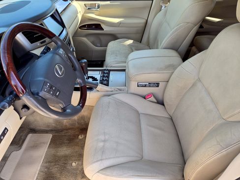 Used 2014 Lexus LX 570 4WD w/ Luxury Package image 9