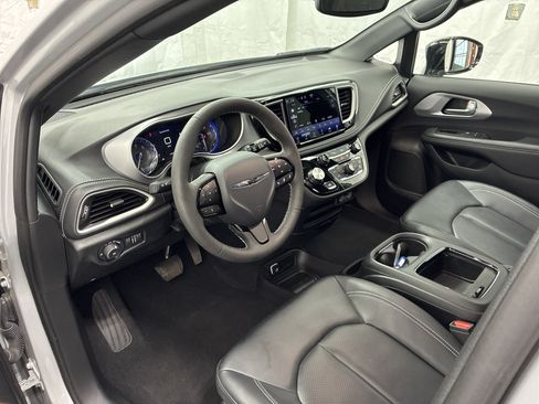 Certified 2024 Chrysler Pacifica Touring-L w/ S Appearance Package AWD/4WD image 18